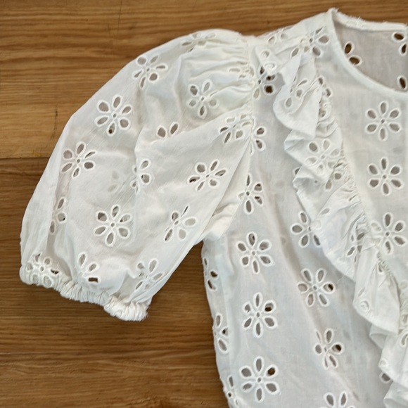 CeCe Women's White Flower Cutout Eyelet Puplum Top Sz XS Preppy Casual Neutral - Picture 2 of 7
